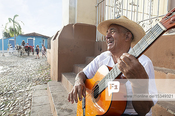 Einheimischer singt und spielt auf seiner Gitarre auf der Plaza Mayor in Trinidad  Kuba  Westindien  Karibik  Mittelamerika