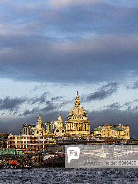St. Pauls Cathedral bei Sonnenuntergang  City of London  London  England  Vereinigtes Königreich  Europa