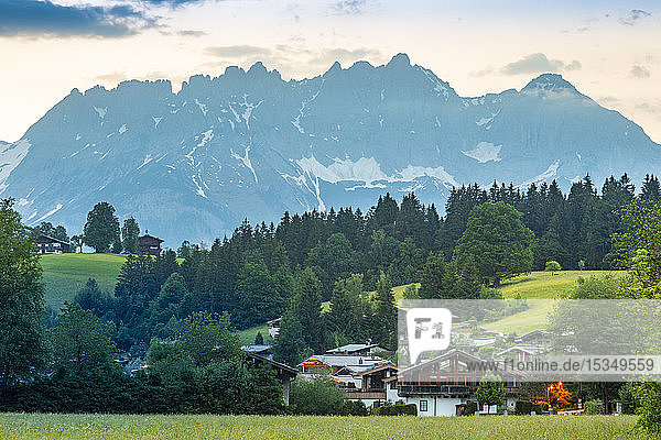 Blick auf Reith bei Kitzbühel und das Gebirge Wilder Kaiser  Tirol  Österreichische Alpen  Österreich  Europa