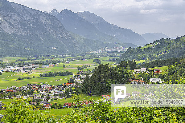 Blick auf Tal und Berge bei Schwaz von oberhalb der Stadt  Schwaz  Tirol  Österreich  Europa