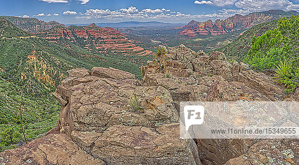 Die Craggy Cliffs mit Blick auf den Casner Canyon nördlich von Sedona in der Nähe des Schnebly Hill Vista  Arizona  Vereinigte Staaten von Amerika  Nordamerika
