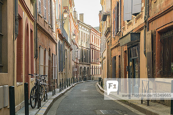 Eine Gasse im Herzen der Altstadt von Toulouse  Haute-Garonne  Frankreich  Europa