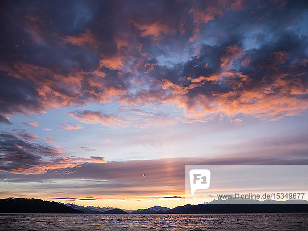 Sonnenuntergang im Glacier Bay National Park and Preserve  Südost-Alaska  Vereinigte Staaten von Amerika  Nordamerika