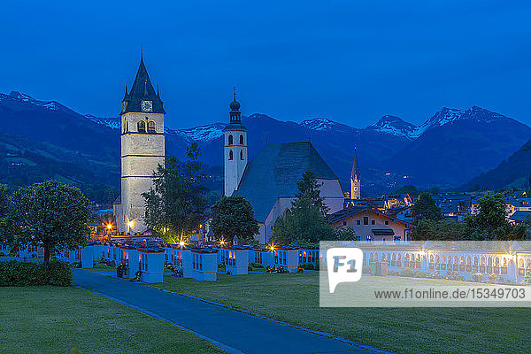 Blick auf die Liebfrauenkirche und die Stadt und die umliegenden Berge in der Abenddämmerung  Kitzbühel  Österreichisches Tirol  Österreich  Europa