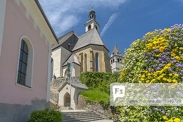 Blick auf die Liebfrauenkirche an einem Sommertag  Kitzbühel  Österreichisches Tirol  Österreich  Europa