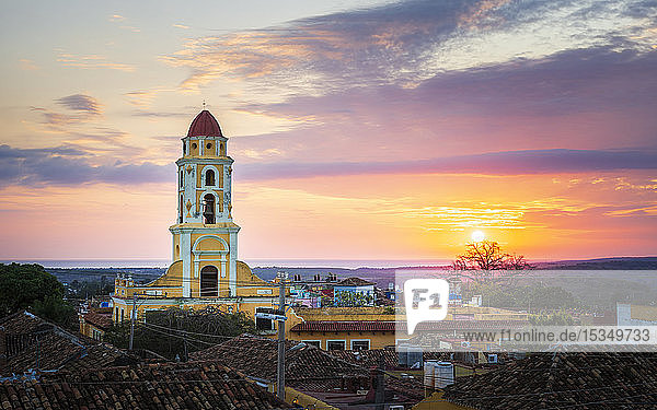 Blick auf den Glockenturm und Trinidad bei Sonnenuntergang  UNESCO-Weltkulturerbe  Sancti Spiritus  Kuba  Westindien  Karibik  Mittelamerika