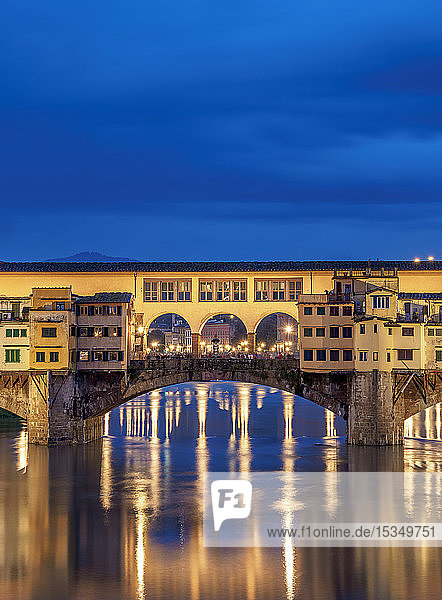 Ponte Vecchio und Arno-Fluss in der Abenddämmerung  Florenz  UNESCO-Weltkulturerbe  Toskana  Italien  Europa