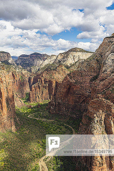 Blick in den Zion Canyon von Angels Landing  Zion National Park  Utah  Vereinigte Staaten von Amerika  Nord-Amerika