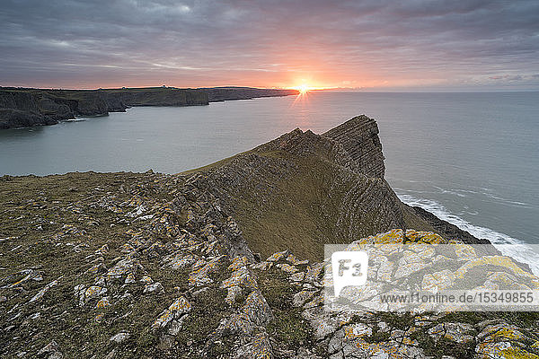 Sonnenaufgang über Fall Bay  Gower  Südwales  Vereinigtes Königreich  Europa