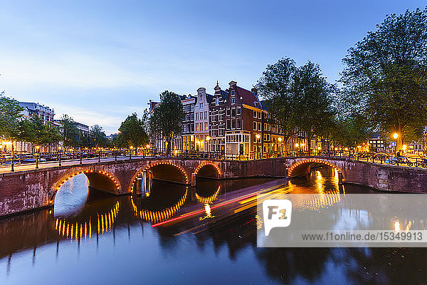 Keizergracht-Kanal in der Abenddämmerung  Amsterdam  Nordholland  Niederlande  Europa