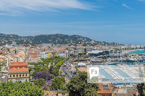 Ein Luftbild über Cannes  Alpes Maritimes  Côte d'Azur  Provence  Côte d'Azur  Frankreich  Mittelmeer  Europa