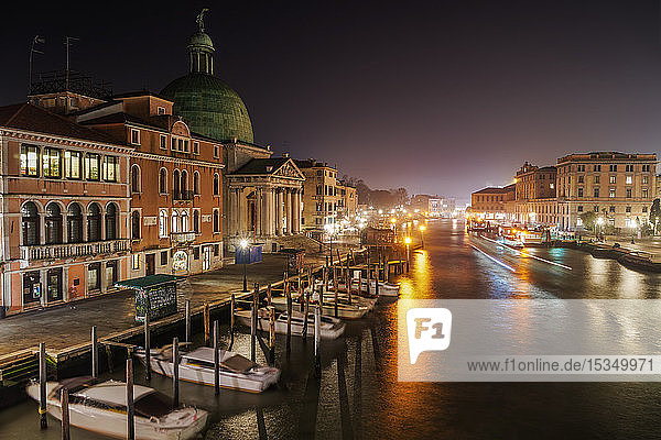 Nachtansicht des Canal Grande von San Simeon Piccolo mit traditionellen Gebäuden und hölzernen Anlegestellen mit vertäuten Booten  Venedig  UNESCO-Weltkulturerbe  Venetien  Italien  Europa