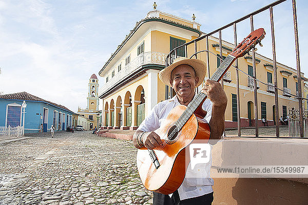 Einheimischer singt und spielt auf seiner Gitarre auf der Plaza Mayor von Trinidad  UNESCO-Weltkulturerbe  Kuba  Westindien  Karibik  Mittelamerika