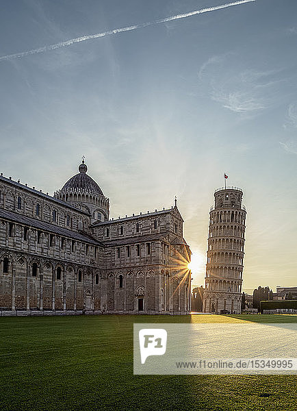 Dom und Schiefer Turm bei Sonnenaufgang  Piazza dei Miracoli  UNESCO-Weltkulturerbe  Pisa  Toskana  Italien  Europa