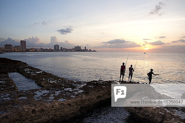 Angeln entlang des Malecon bei Sonnenuntergang in Havanna  Kuba  Westindien  Karibik  Mittelamerika