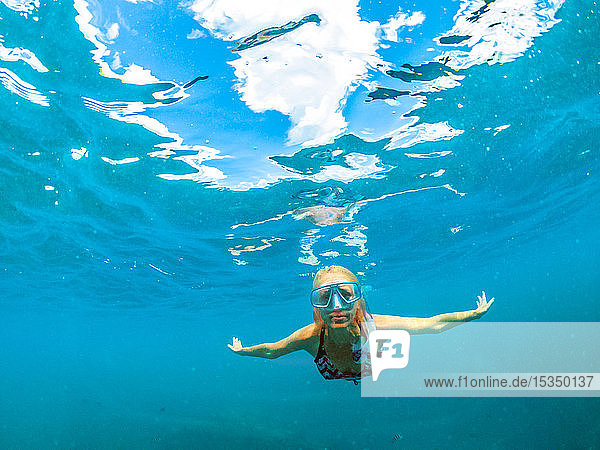 Frau im Bikini schwimmt unter Wasser  Seychellen  Indischer Ozean  Afrika