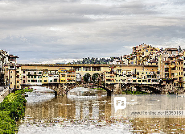 Ponte Vecchio and Arno River  Florence  UNESCO World Heritage Site  Tuscany  Italy  Europe