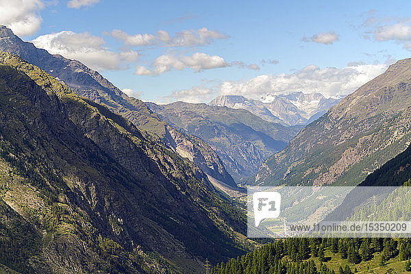 Naturlandschaft der Schweizer Alpen und Täler bei Zermatt  Wallis  Schweiz  Europa