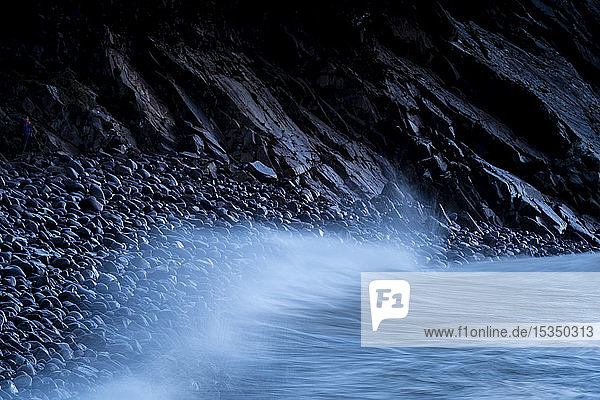 Wellen und Sturmstrand in der Morgendämmerung  Minard Beach  Dingle-Halbinsel  County Kerry  Munster  Republik Irland  Europa