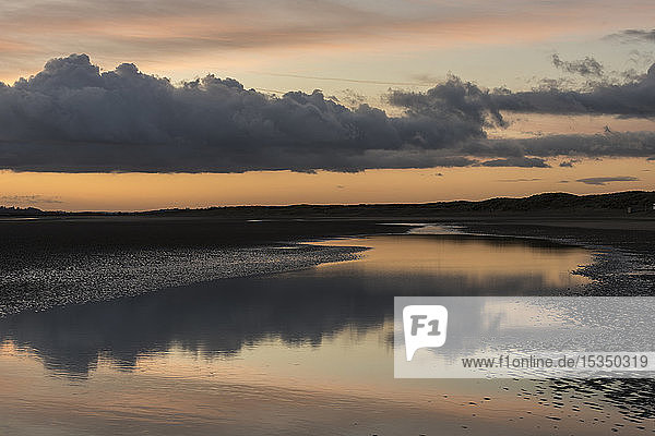 Sonnenuntergang  Camber Sands  East Sussex  England  Vereinigtes Königreich  Europa