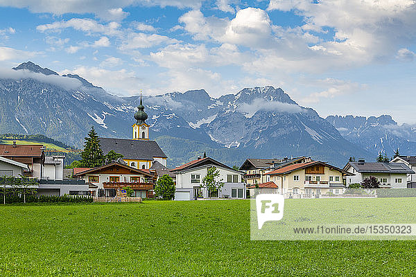 Blick auf die Kirche Pfarramt Soll und Berge im Hintergrund  Soll  Solllandl  Tirol  Österreich  Europa