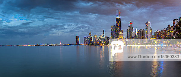 Blick auf die Skyline von Chicago in der Abenddämmerung von North Shore  Chicago  Illinois  Vereinigte Staaten von Amerika  Nordamerika