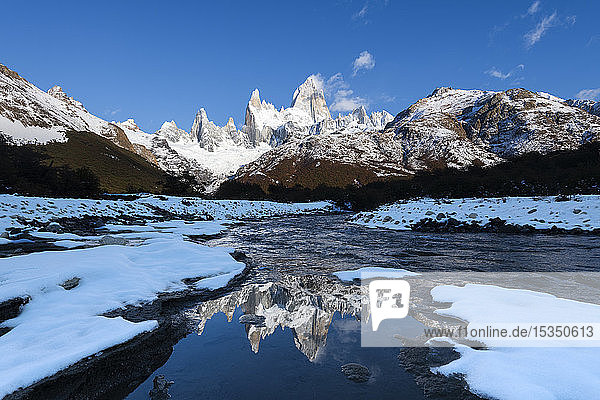 Berg Fitz Roy und Cerro Torre im Winter bei Sonnenaufgang reflektiert  Los Glaciares National Park  UNESCO Weltkulturerbe  El Chalten  Provinz Santa Cruz  Patagonien  Argentinien  Südamerika