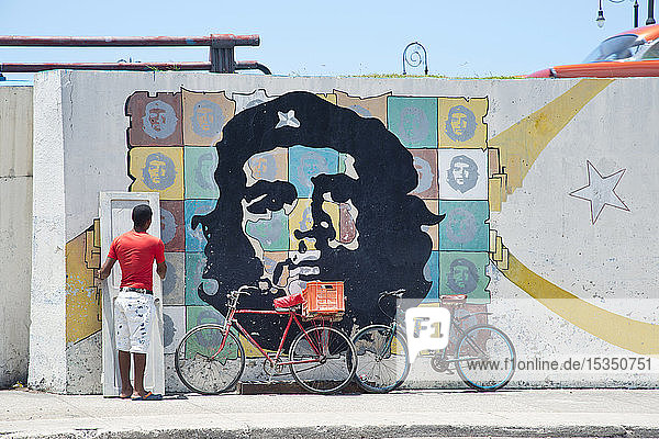 Bilder von Che Guevara entlang einer Straße in Havanna  Kuba  Westindien  Karibik  Mittelamerika