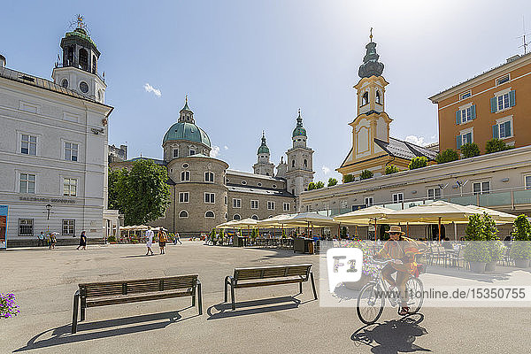 Blick auf Radfahrer und Salzburger Dom am Residenzplatz  Salzburg  Österreich  Europa