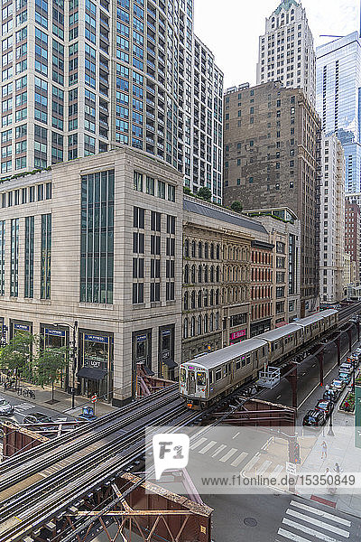Blick auf den Loop Train auf der North Wabash Avenue  Chicago  Illinois  Vereinigte Staaten von Amerika  Nordamerika