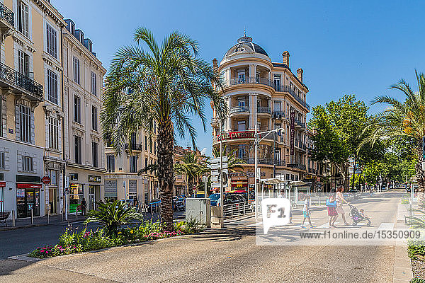 Eine Straßenszene in der Altstadt von Le Suquet in Cannes  Alpes Maritimes  Côte d'Azur  Côte d'Azur  Provence  Frankreich  Mittelmeer  Europa