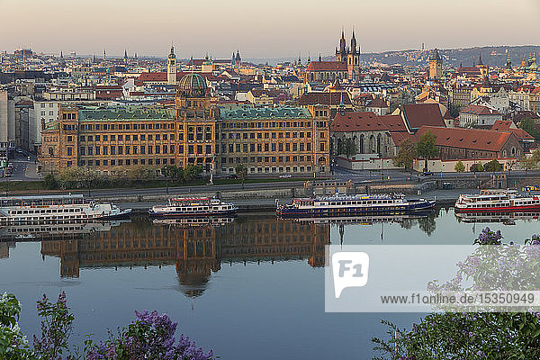 Blick von einem Aussichtspunkt im Letna-Park über die Moldau und die Altstadt im ersten Sonnenlicht  Prag  Böhmen  Tschechische Republik  Europa