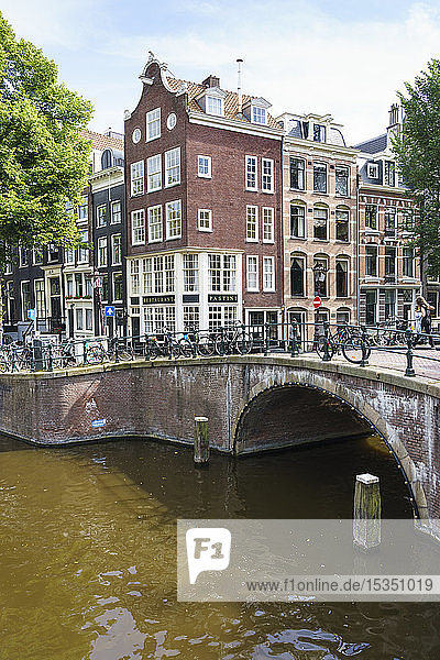 Alte Giebelhäuser bei einer Brücke an der Keizersgracht  Amsterdam  Nordholland  Niederlande  Europa