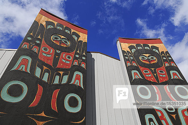 Totempfahl  Sheet'ka Kwaan Naa Kahidi Community House  Sitka  Alaska  Vereinigte Staaten von Amerika  Nordamerika
