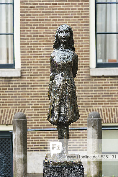 Statue von Anne Frank vor der Westerkerk-Kirche  Amsterdam  Nordholland  Niederlande  Europa