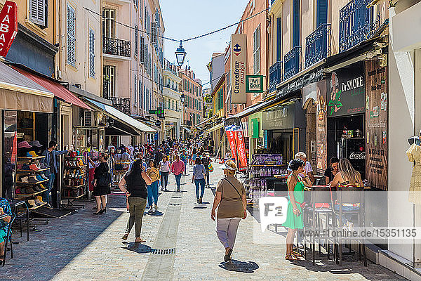Eine Straßenszene in der Altstadt von Le Suquet in Cannes  Alpes Maritimes  Côte d'Azur  Côte d'Azur  Frankreich  Mittelmeer  Europa