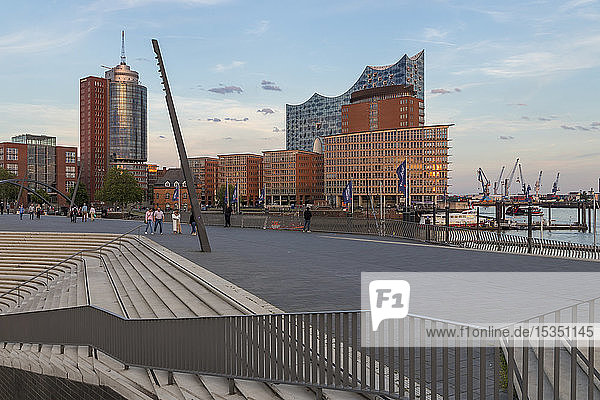 Gebäude der Elbphilharmonie von der Elbpromenade aus gesehen  Hamburg  Deutschland  Europa
