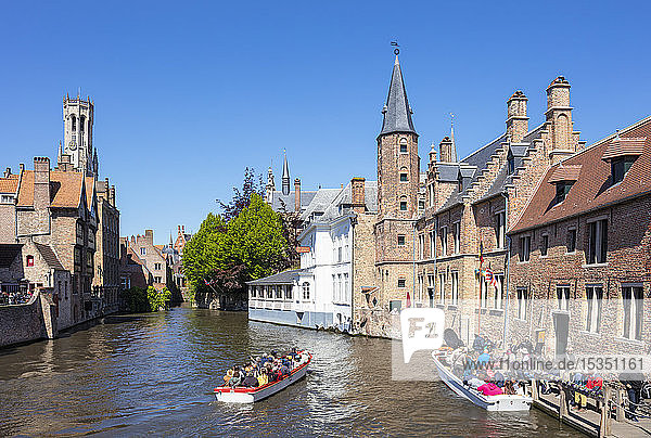 Rozenhoedkai  Brügger Belfried und Touristenboote auf dem Den Dijver Brügger Kanal  UNESCO-Weltkulturerbe  Brügge  Westflandern  Belgien  Europa