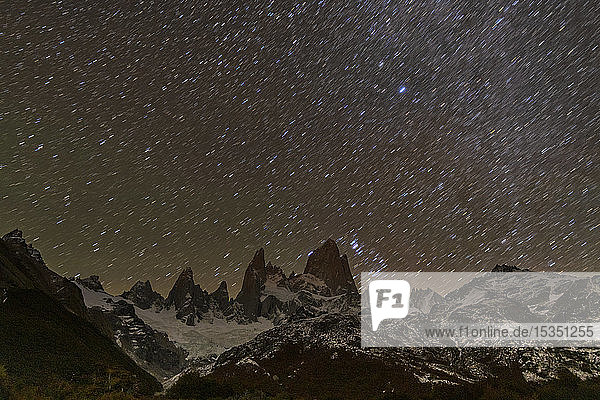 Berg Fitz Roy und Cerro Torre bei Nacht mit Sternenspuren  El Chalten  Patagonien  Argentinien  Südamerika