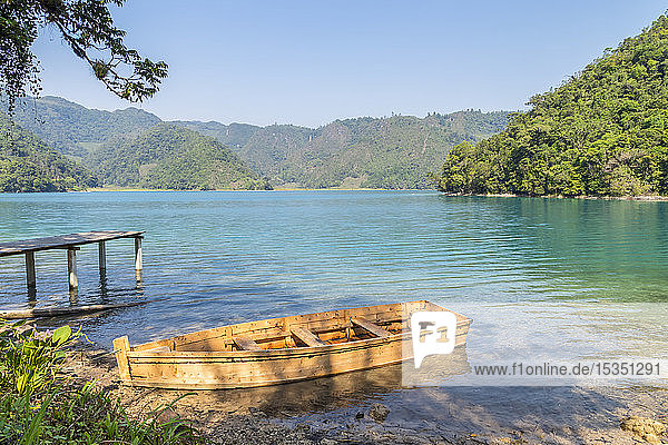 Kleines Boot an der Laguna Brava (Yolnajab-See) (Yolnabaj-See)  Yalambojoch  Nenton  Huehuetenango  Guatemala  Zentralamerika
