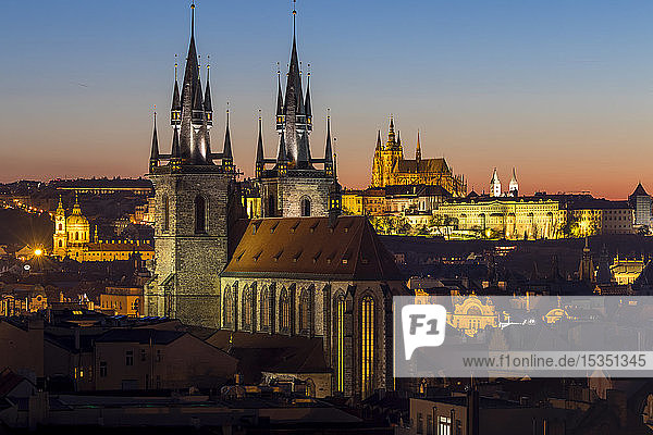 Blick auf die Kirche Unserer Lieben Frau vor Tyn und die Prager Burg in der Abenddämmerung  UNESCO-Weltkulturerbe  Prag  Böhmen  Tschechische Republik  Europa