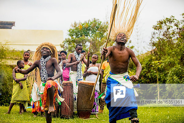 Tänzer  Bwindi Impenetrable Forest National Park  Uganda  Ostafrika  Afrika