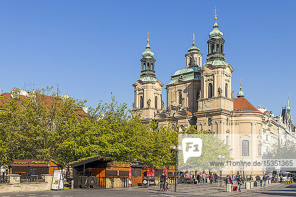 St.-Nikolaus-Kirche von der alten Markthalle aus gesehen  Prag  Böhmen  Tschechische Republik  Europa