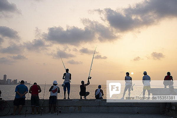Angeln entlang des Malecon bei Sonnenuntergang  Havanna  Kuba  Westindien  Karibik  Mittelamerika