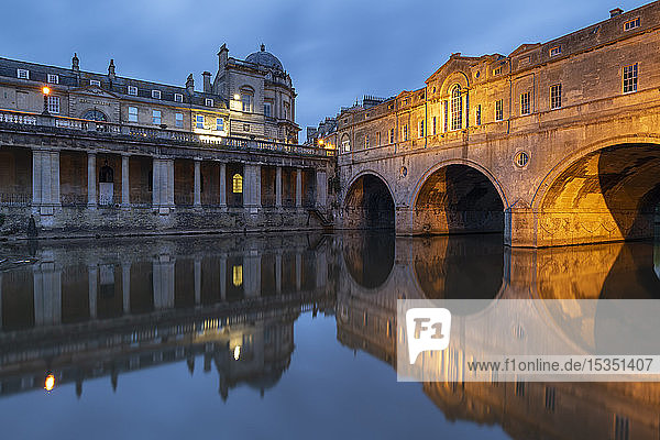 Abendliche Beleuchtung der Pulteney Bridge in Bath  UNESCO-Weltkulturerbe  Somerset  England  Vereinigtes Königreich  Europa