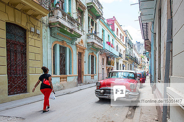 Straßenszene in Havanna  mit verändertem Nummernschild und entferntem Logo  Havanna  Kuba  Westindien  Karibik  Mittelamerika