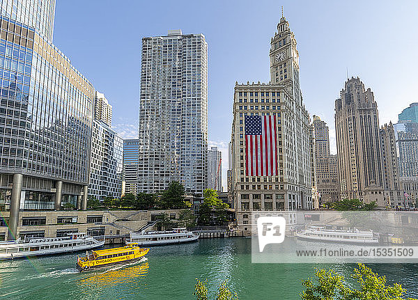 Blick auf das Wrigley Building  den Chicago River und das Wassertaxi von der DuSable Bridge  Chicago  Illinois  Vereinigte Staaten von Amerika  Nordamerika