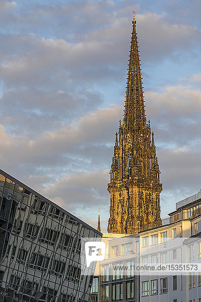 St. Nikolai-Denkmal vom Alsterfleet aus gesehen nahe der Stadthausbrücke im letzten Sonnenlicht  Hamburg  Deutschland  Europa