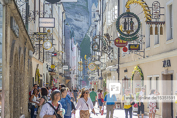 Blick auf Einkäufer und Schilder in der Getreidegasse  Salzburg  Österreich  Europa