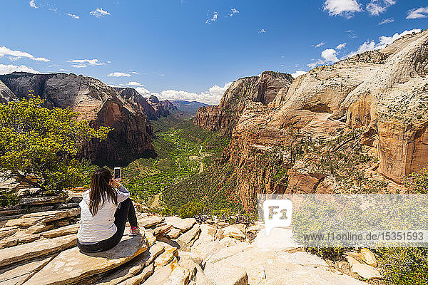 Genießen Sie die Aussicht von Angels Landing  Zion National Park  Utah  Vereinigte Staaten von Amerika  Nord-Amerika